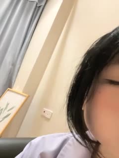 卡哇伊眼镜美少女！JK装撩起裙子！跪在沙发翘起屁股，小穴还塞着