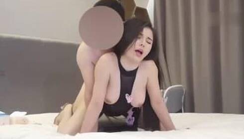 小胖与极品巨乳嫩模约啪，被操得美乳乱颤直呼过瘾