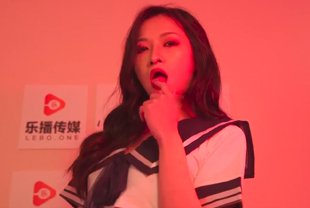 上门嫖妓巧遇邻居女儿！为了不让家人知道被迫硬上！<script src=