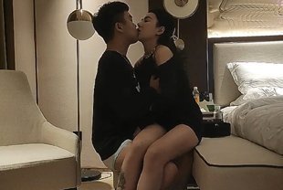 Vòng tròn cao cấp 166cm lưới nữ thần đỏ, 43KG thân hình mỏng manh, sexy túi mông váy, Sandinaga có đam mê bắn súng!